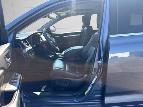 Used 2018 Toyota Highlander XLE AWD/4WD image 10