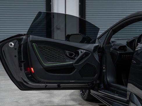 Used 2020 Lamborghini Huracan EVO image 23