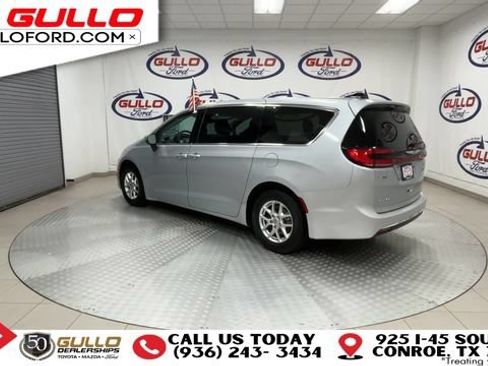 Used 2023 Chrysler Pacifica Touring-L FWD image 6