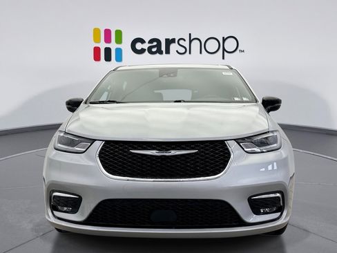 Used 2026 Chrysler Pacifica Select image 8