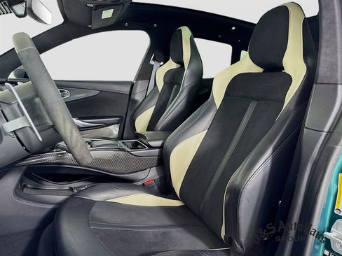 Used 2022 Aston Martin DBX image 11