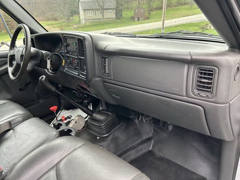 Used 2004 Chevrolet Silverado 3500 2WD Regular Cab image 52