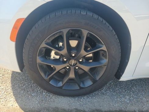 Used 2025 Chrysler Pacifica Limited FWD image 27