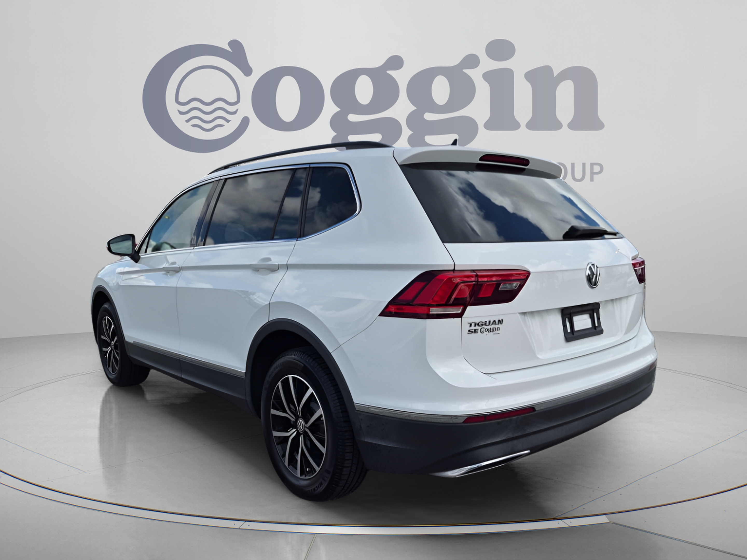 Used 2021 Volkswagen Tiguan SE w/ Panoramic Sunroof Package FWD image 4