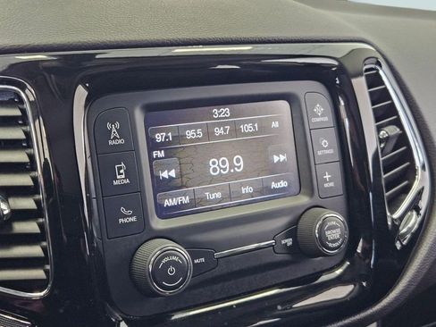 Used 2018 Jeep Compass Latitude AWD/4WD image 17