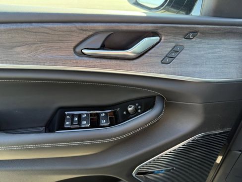 Used 2021 Jeep Grand Cherokee L Overland w/ Luxury Tech Group IV AWD/4WD image 21