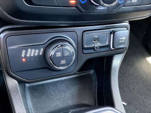 Used 2023 Jeep Renegade Trailhawk AWD/4WD image 31