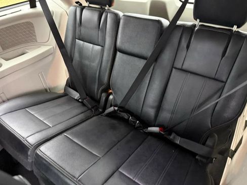Used 2013 Chrysler Town & Country Touring FWD image 12