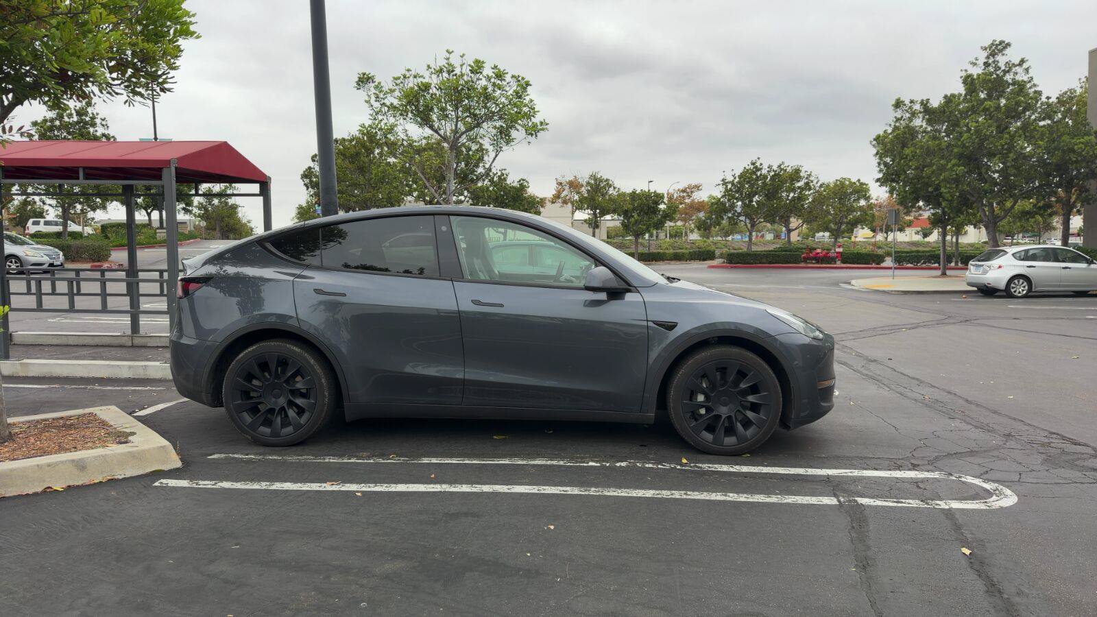 Used 2023 Tesla Model Y Long Range AWD/4WD image 2