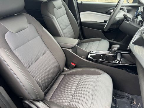 Used 2025 Chevrolet Trax LT image 36