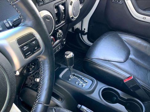 Used 2014 Jeep Wrangler Unlimited Rubicon AWD/4WD image 16