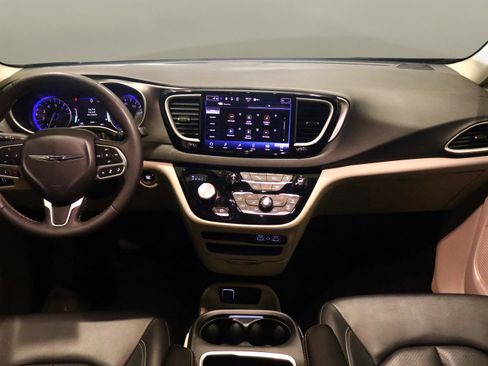 Used 2024 Chrysler Pacifica Touring-L image 24