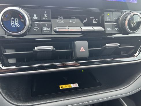 Used 2024 Toyota Highlander XLE AWD/4WD image 33