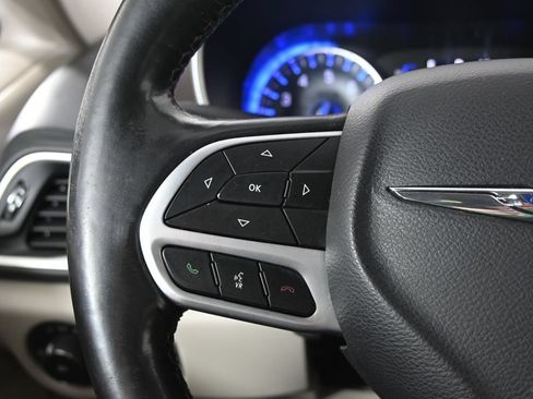 Used 2019 Chrysler Pacifica Touring-L FWD image 38