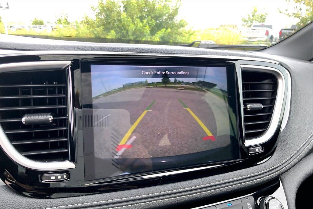 Used 2026 Chrysler Pacifica Limited FWD image 20