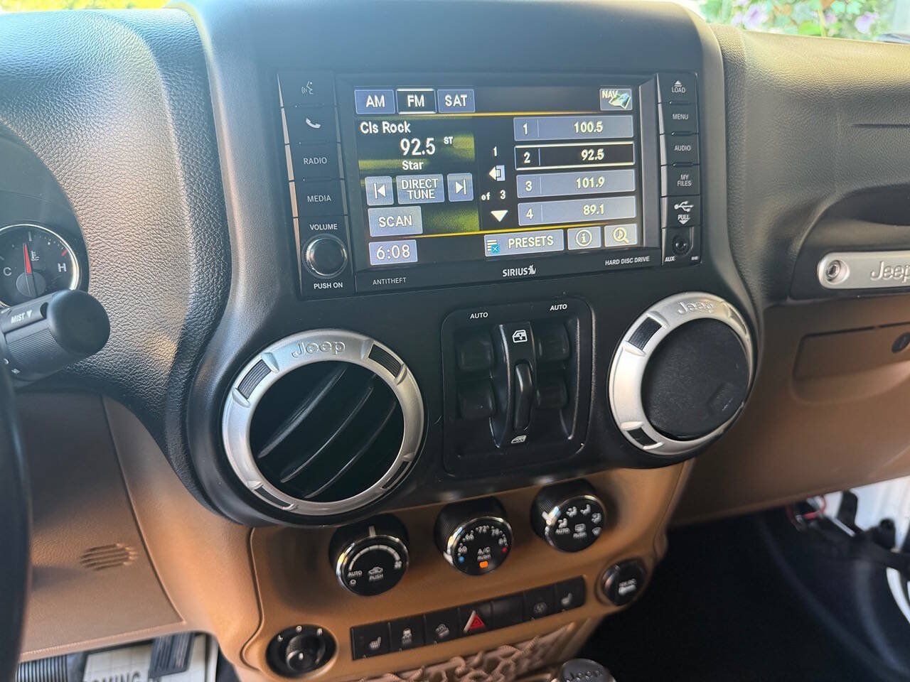 Used 2014 Jeep Wrangler Unlimited Rubicon w/ Connectivity Group AWD/4WD image 23