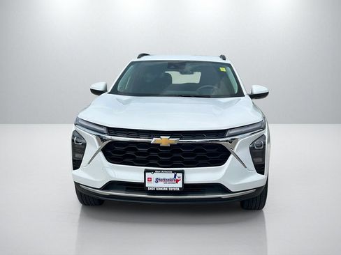 Used 2025 Chevrolet Trax LT FWD image 2
