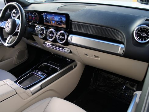 Used 2025 Mercedes-Benz GLB 250 4MATIC image 26
