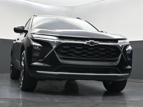 Used 2025 Chevrolet Trax LT w/ LT Convenience Package FWD image 35