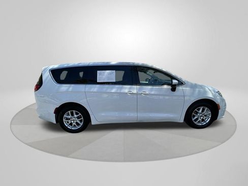 Certified 2023 Chrysler Pacifica Touring-L FWD image 8