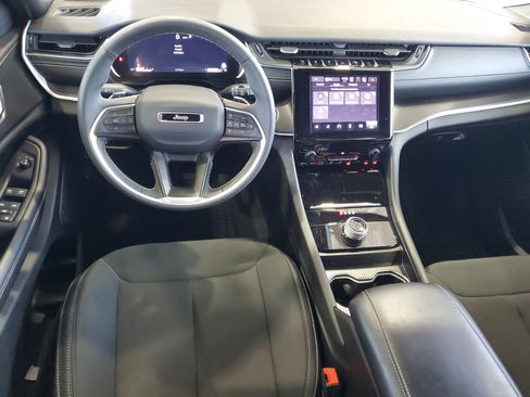 Used 2024 Jeep Grand Cherokee Laredo image 12