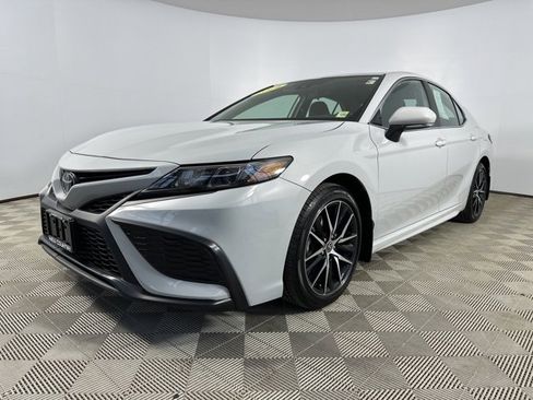 Used 2024 Toyota Camry SE image 3