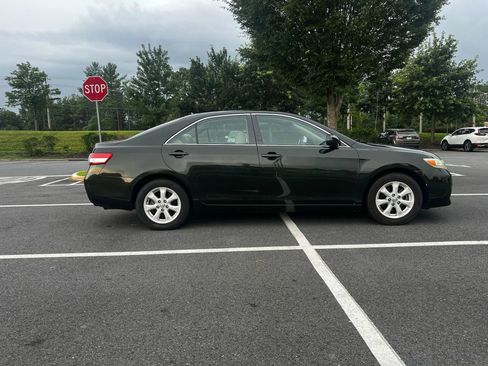 Used 2010 Toyota Camry LE image 2