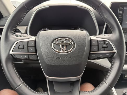 Used 2022 Toyota Highlander XLE AWD/4WD image 25