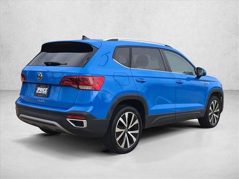 Used 2023 Volkswagen Taos SE w/ Panoramic Sunroof Package FWD image 7