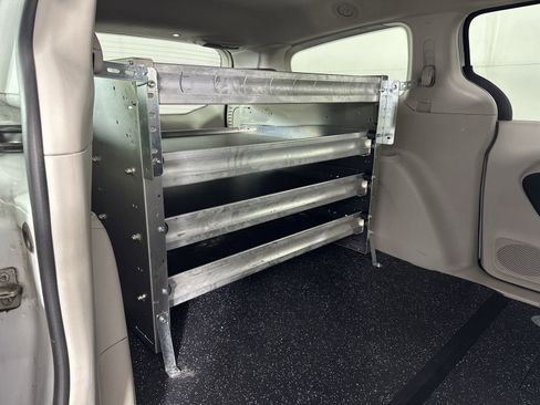 Used 2023 Chrysler Voyager LX image 24