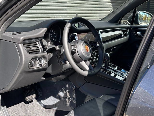 Certified 2026 Porsche Macan AWD/4WD image 4