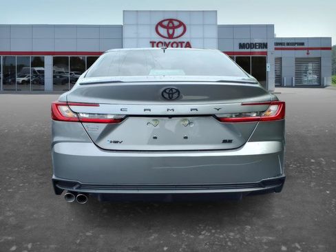 Used 2025 Toyota Camry SE w/ Convenience Package FWD image 4