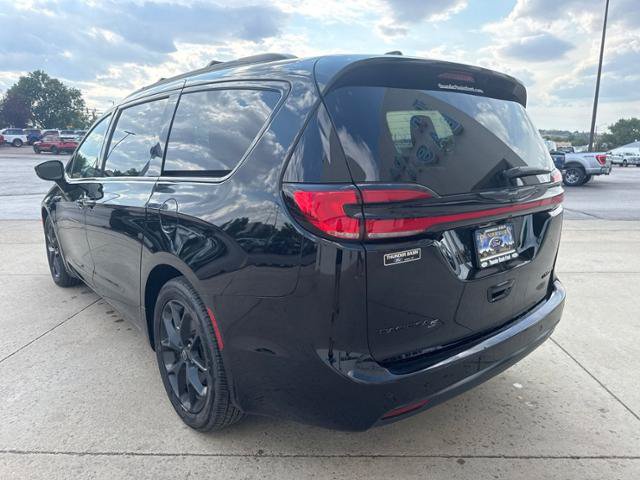 Used 2026 Chrysler Pacifica Limited w/ S Appearance Package FWD image 8