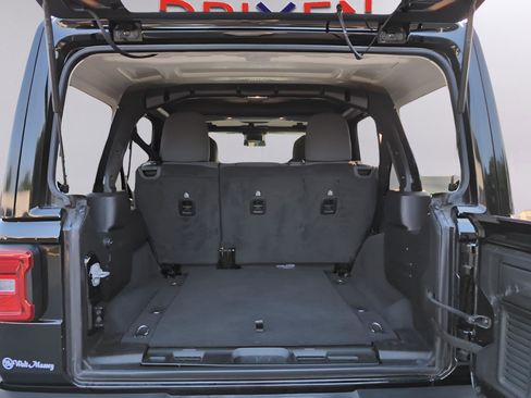 Used 2025 Jeep Wrangler Unlimited Sahara AWD/4WD image 9