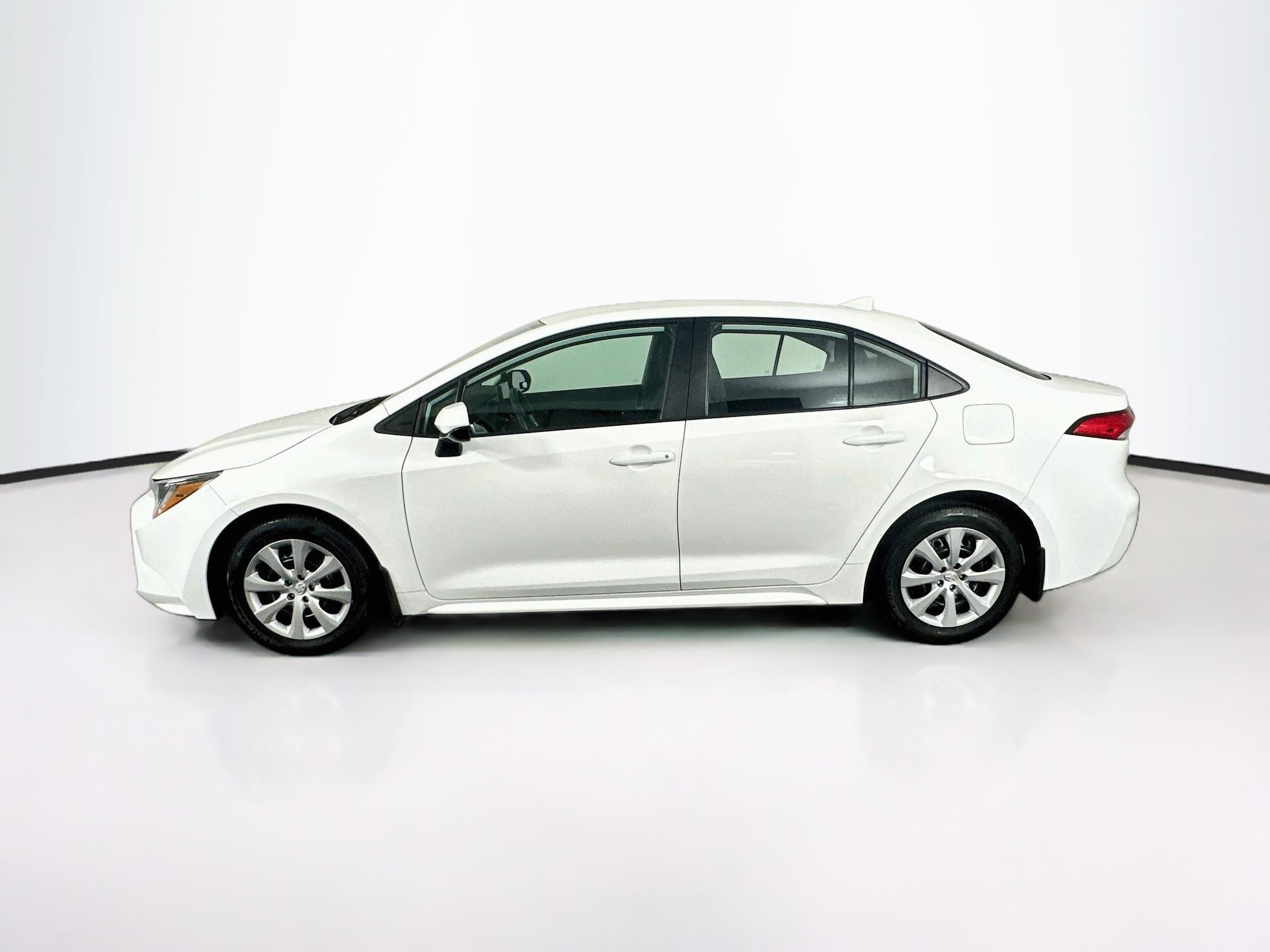 Used 2025 Toyota Corolla LE FWD image 4