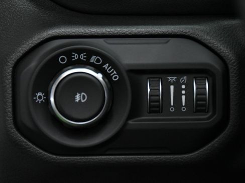 Used 2018 Jeep Wrangler Unlimited Sahara AWD/4WD image 24