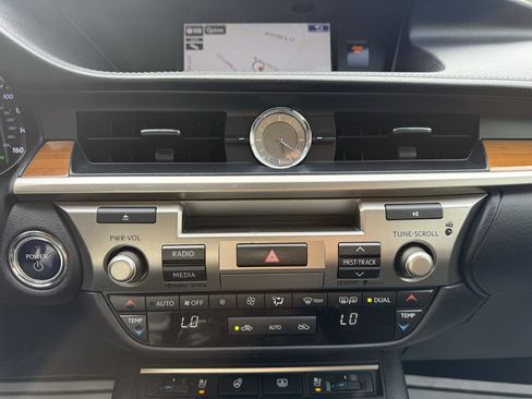 Used 2015 Lexus ES 300h image 19
