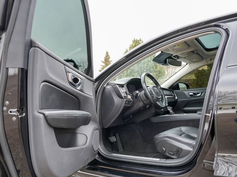 Used 2021 Volvo S60 T5 Momentum image 10