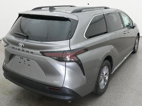New 2026 Toyota Sienna XLE FWD image 5
