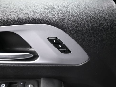 Used 2025 Chrysler Pacifica Limited FWD image 29