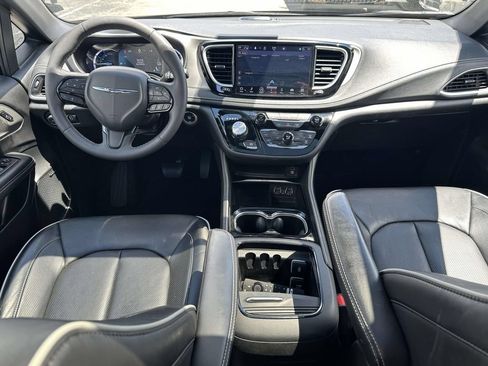 Used 2023 Chrysler Pacifica Limited w/ Uconnect Theater Family Group FWD image 16