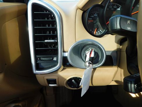 Used 2014 Porsche Cayenne image 25