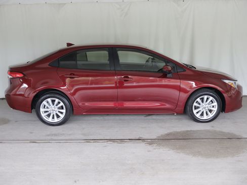 Used 2025 Toyota Corolla LE w/ LE Premium Package FWD image 4
