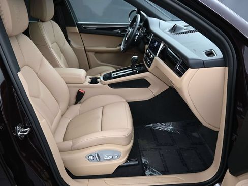 Certified 2025 Porsche Macan AWD/4WD image 30