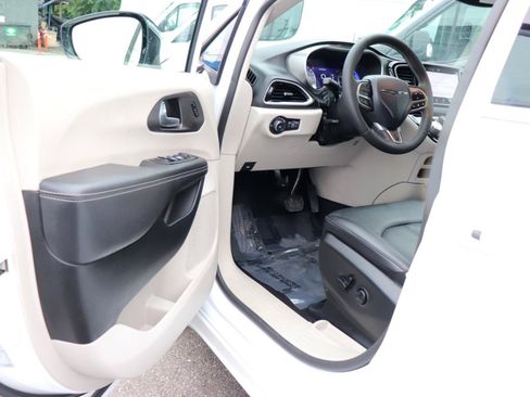 Used 2024 Chrysler Pacifica Touring-L FWD image 10