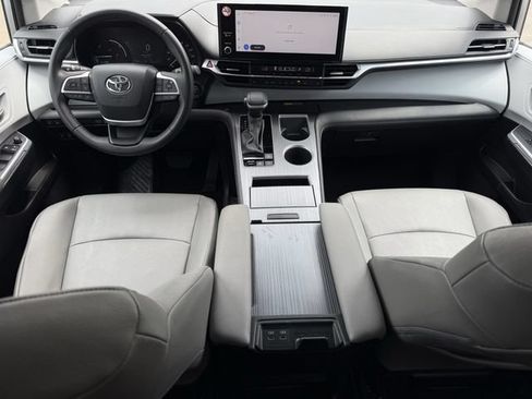 Used 2025 Toyota Sienna XLE FWD image 11