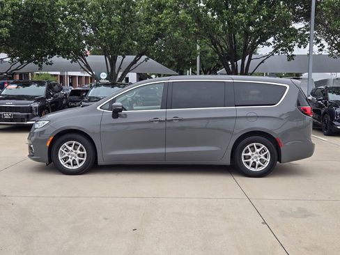 Used 2023 Chrysler Pacifica Touring-L FWD image 12