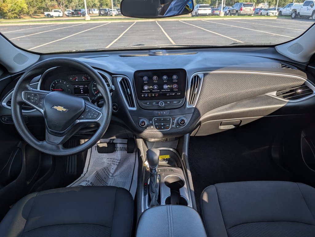 Used 2025 Chevrolet Malibu LT FWD image 2