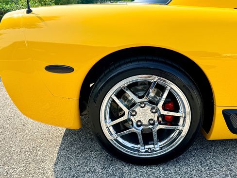 Used 2004 Chevrolet Corvette Z06 w/ Memory Package RWD image 16