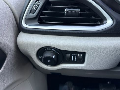 Used 2024 Chrysler Pacifica Touring-L image 26